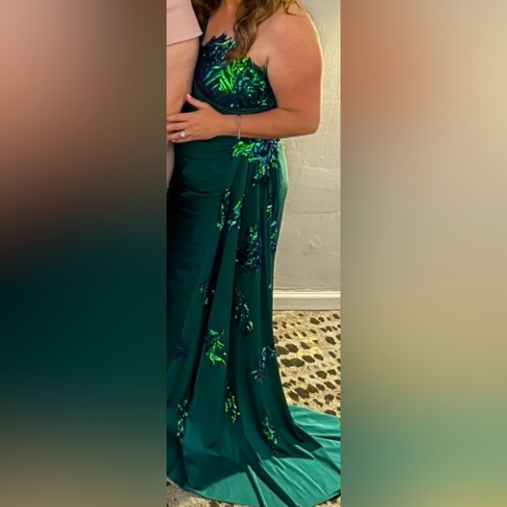 Beautiful Emerald color, one shoulder dress!!